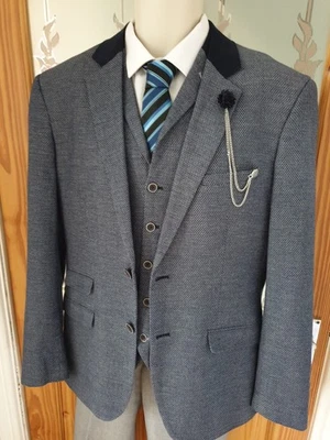 CAVANI HOMBRE 3 PIEZAS TRAJE AJUSTADO AZUL/GRIS CHAQUETA Y CHALECO 40R PANTALONES AÑOS 30 + CORBATA Foto 1 de 4