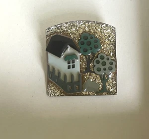 Vintage Haus Anstecknadeln von Lucinda - glasierte funkelnde Metallharz Brosche - Grünton - Bild 1 von 6