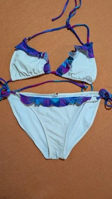 Bikini corbata de dos piezas colorido detalle de volantes blanco púrpura rosa verde azulado de Op, mediano Foto 1 de 4