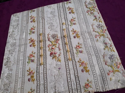 échantillon brodeur soie brochée rebrodée de couleurs et paillettes ancien 1900 - Photo 1/4