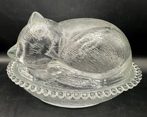 Vintage Indiana Glas schlafende Katze auf einem Nest Glas bedeckt Süßigkeiten Schale 7 Zoll LESEN - Bild 1 von 13