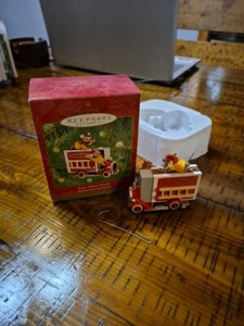 Vintage Four-Alarm Friends Druckguss Feuerwehrauto Weihnachtsschmuck Mäuse - Bild 1 von 10