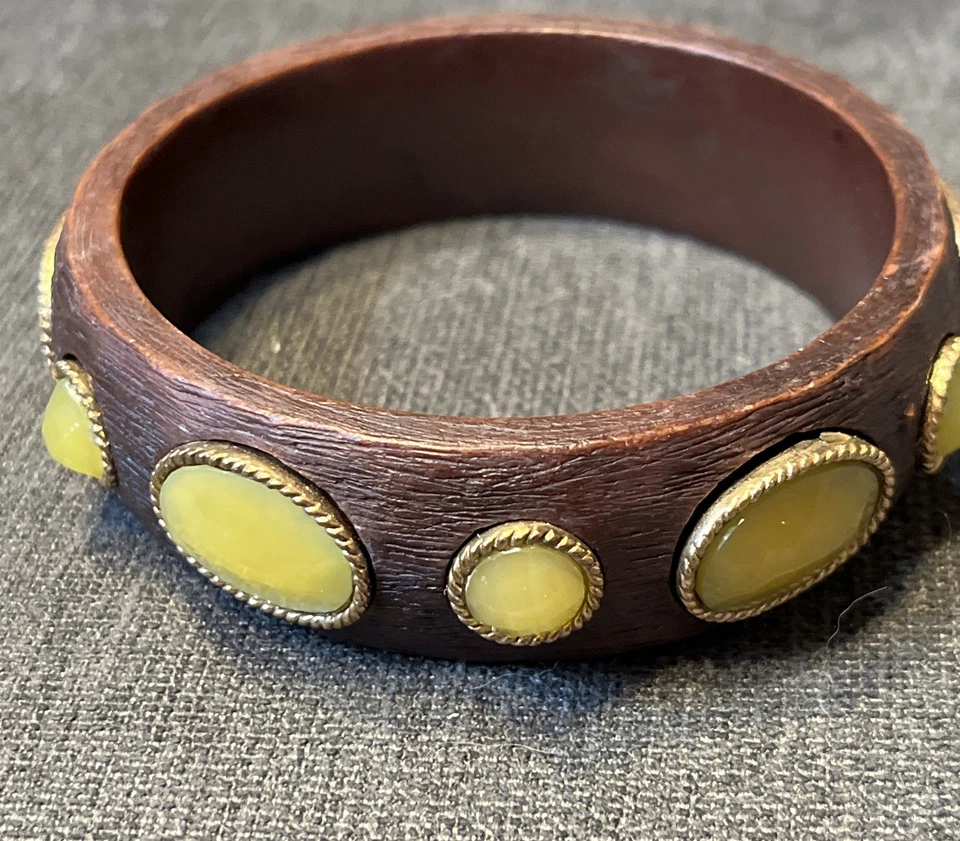 "Brazalete de resina marrón con diseño facetado amarillo tamaño 8,6""" Foto 1 de 4