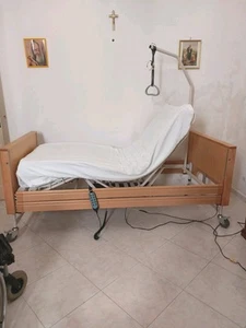Termigea LE2-F Letto Elettrico da Degenza per Anziani con Motore Combinato... - Foto 1 di 3