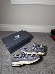 New Balance 2002R Navy Castlerock M2002REL Men’s Size 9.5 BRAND NEW Blue Grey - Picture 1 of 6