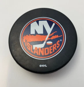 Offizieller NHL New York Islanders Hockey Puck In Glas Co Made In Slovakia - Bild 1 von 2