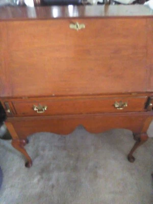 Antiguo escritorio con tapa inclinada Reina Ana de Nueva Inglaterra de 1700 sobre marco No. IND. Pick-up Foto 1 de 4