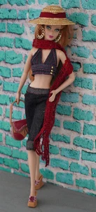 BARBIE CHIC FASHIONS Neckholder Cropped Jeans Mütze Creolen Handtasche Chunky Sandalen Schal - Bild 1 von 9