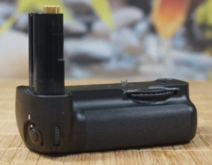 NIKON MB-D200 ORIGINAL BATTERY GRIP + BATTERY HOLDER. FOR D200. MINIMUM USE. - Foto 1 di 14