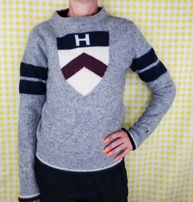 Suéter Tommy Hilfiger Gris Cresta Logo Lana de Cordero Cuello Redondo Para Mujer Pequeño Usado en Excelente Condición Foto 1 de 4