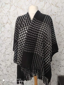 Schwarz karierter Poncho - stylischer und kuscheliger Schal, ohne Gürtel, top 🎁 - Bild 1 von 2