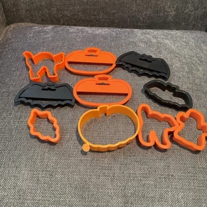 Vintage Halloween Plastic Cookie Cutters Pumpkin & Bats - Picture 1 of 3