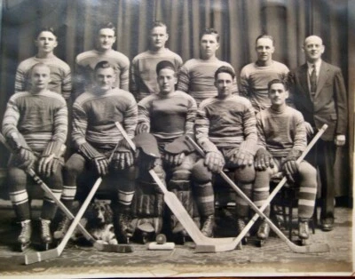 VINTAGE ORIGINAL FRAMED (1930'S?) HOCKEY TEAM PHOTO - Image 1 of 2
