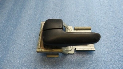 Mazda 323F 626 - Manija de puerta interior abridor de puerta / Manija de puerta interior // MDH20i - Imagen 1 de 4