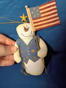 Mary Beth Baxter Arte Popular Muñeco de Nieve Denim Patriótico Adorno de Navidad Azul - Imagen 1 de 5