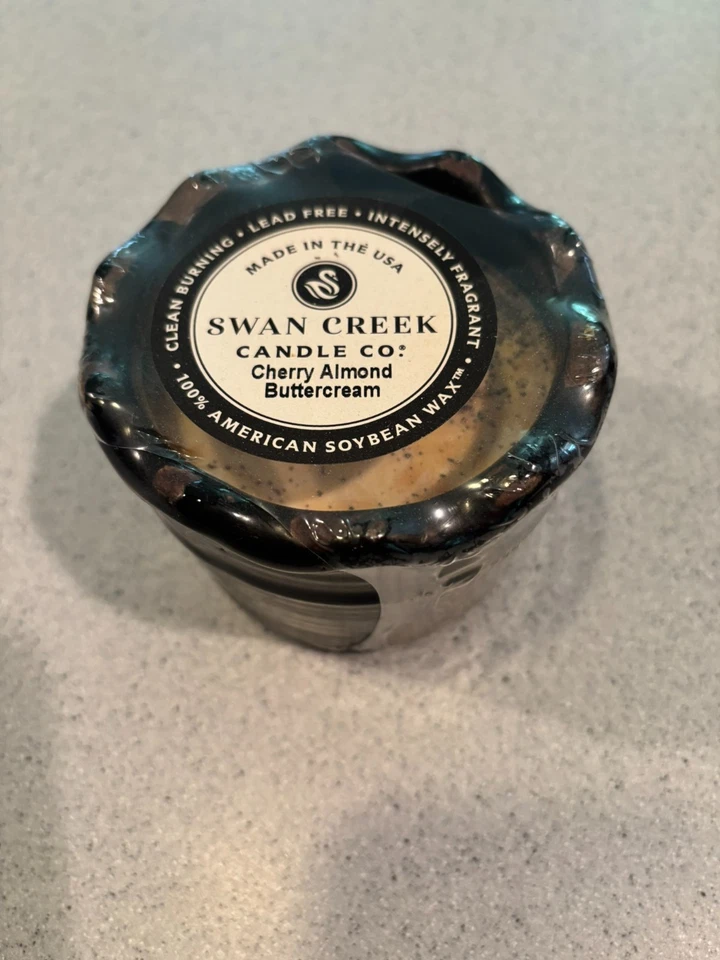 SELLADO - Swan Creek Candle Co. 9 oz. Vela de cerámica - crema de mantequilla de almendra cereza Foto 1 de 3