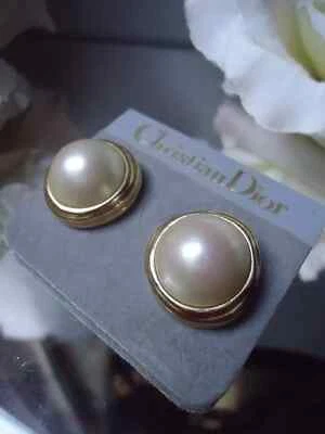 DIOR Stunning Vintage 1980s 2.2cm Pierced Goldtone Large Mabe Pearl Earrings New - Imagen 1 de 4