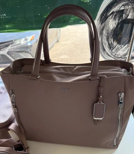 NWT Tumi Voyageur VALETTA LARGE Tote Laptop Carryall Bag - LIGHT MAUVE w/ SILVER - Picture 1 of 3