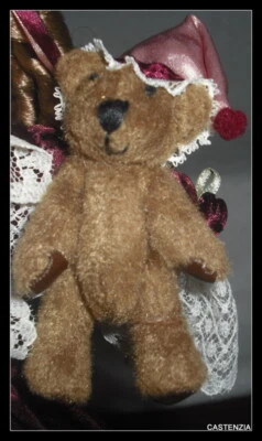 URSO MATTEL BONECA BARBIE VITORIANA URSINHO DE PELÚCIA COM BONÉ DE NOITE ROSA URSO DE PELÚCIA CEDRICO - Imagem 1 de 4