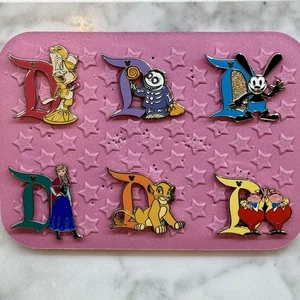 Pin Disney Disneyland D Juego COMPLETO (6) Mickey Oculto 2025 Incluye CHASER Tweedle - Imagen 1 de 2