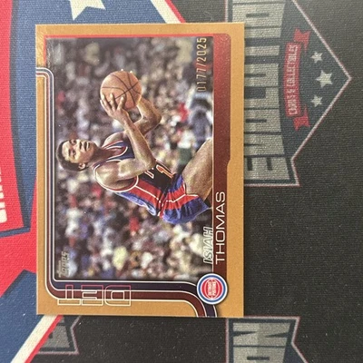 Baloncesto insignia Topps 2025-26 Isiah Thomas dorado/2025 Foto 1 de 2