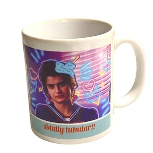 Stranger Things Steve Harrington "Totally Tubular" Donut Worry Be Happy Tasse - Bild 1 von 5
