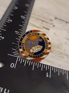 Pin de la NASA - Apolo 1 blanco Grissom Chaffee, 1/27/57 in memoriam po - Imagen 1 de 2