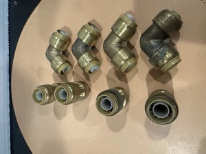 Empuje acoplamiento recto empuje 4-1/2" x 1/2" Shark Bite 4-1/2”x1/2” 90 codos - Imagen 1 de 1