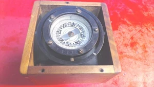 Vintage - "M.C.Co." Brújula marina - Brújula de barco cardán de bronce con base de madera - Imagen 1 de 9