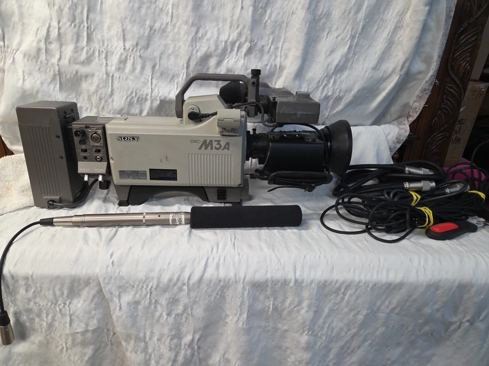 Sony DXC-M3A With Microphone, Case And Everything Shown - Image 1 of 4