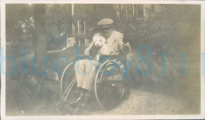 Offiziersfoto RN von 1932, im Urlaub in Großbritannien Mann im Rollstuhl mit Hund - Bild 1 von 2