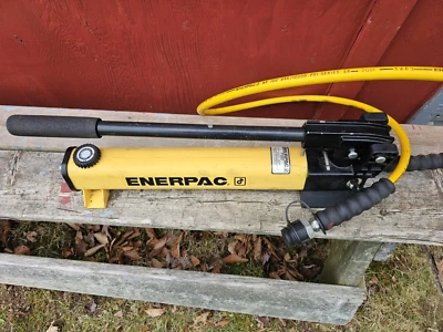 BOMBA MANUAL HIDRÁULICA DE DOS VELOCIDADES ENERPAC P392 700 Bar/10.000 PSI Foto 1 de 4