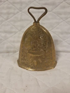 Campana colgante de latón macizo vintage grabada hoja hecha en India 4 pulgadas de alto - Imagen 1 de 7