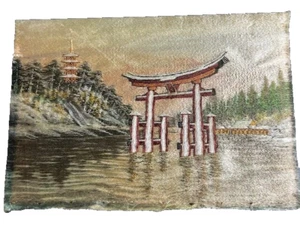 Antiguo arco de pagoda japonés tejido de seda bordado en lago obra de arte 11,5 x 8,5" - Imagen 1 de 2