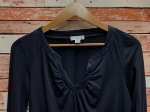 Camisa para mujer Ann Taylor azul marino con cuello en V y lentejuelas. Talla mediana. - Imagen 1 de 6