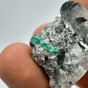 VERY CLEAR NATURAL EMERALD CRYSTAL ON MATRIX FROM MUZO - COLOMBIA 18.7 grams - Picture 1 of 10