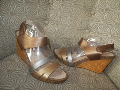 Sandalia TSUBO Mujer Dorada Plateada Cuero Metálico 4" Cuña Eslinga 9.5M NUEVA Foto 1 de 4