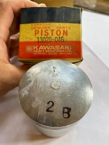New Nos Kawasaki motorcycle piston 13029-046 0.50 O/S 1971 F8 250 - Bild 1 von 3