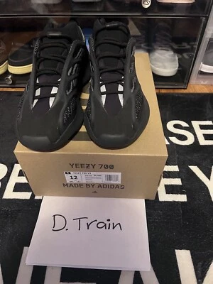 Talla 12 - Adidas Yeezy 700 V3 Brillo Oscuro (tenga en cuenta el defecto de fábrica en la plantilla) Foto 1 de 4