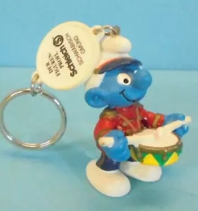 20493 Schlumpf mit Trommel Schleich Vertreter CLIP promo pub Werbung ZWERSCHKE - Bild 1 von 3