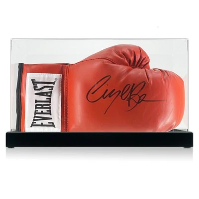 Roter Boxhandschuh signiert von Nigel Benn. In Vitrine - Bild 1 von 4