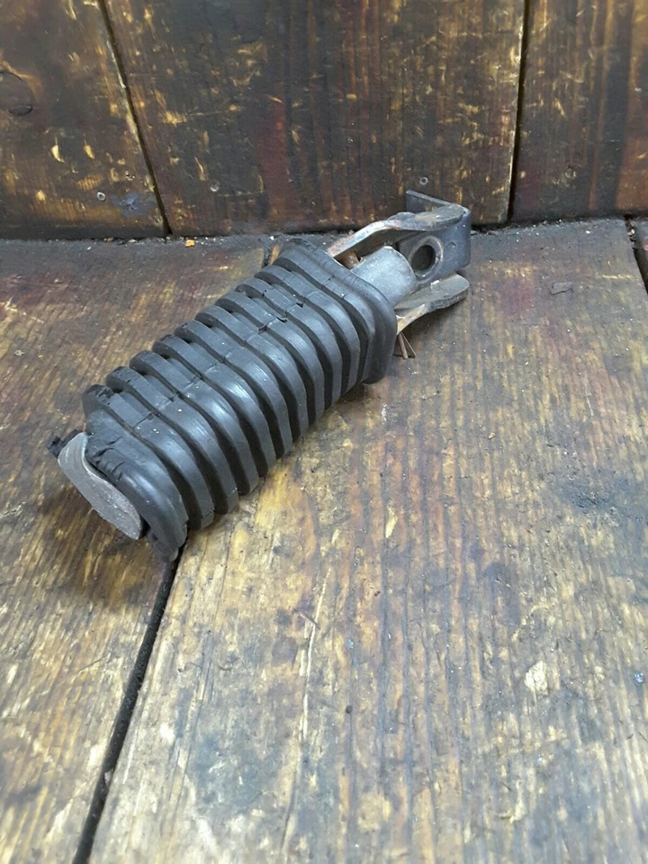 Suzuki GS1000 GS1000L GS 1000 1979 OEM clavija de pasajero lado derecho reposapiés trasero Foto 1 de 4