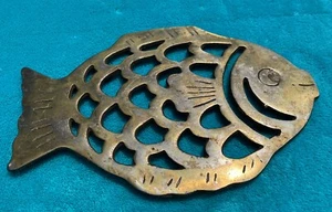 Vintage Metal Fish Trivet Footed Lots Of Patina Made In Taiwan Abt 9”x6” - Imagen 1 de 11