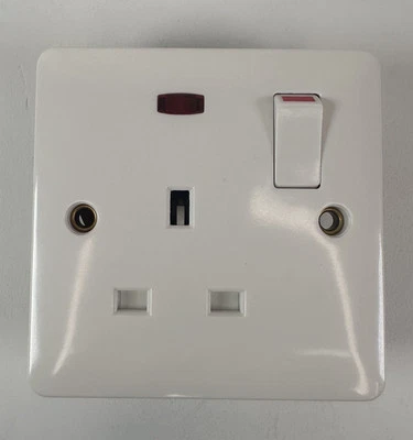 MK Single Switched Socket With Neon White Single Gang MB2657DPWHI - Image 1 of 4