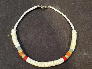 Puka Muschel Halskette mit farbigen Perlen - Bild 1 von 3