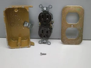 Raccordo pista metallo superficie Kindorf G-1038 presa duplex 15A 125V messa a terra - Foto 1 di 2