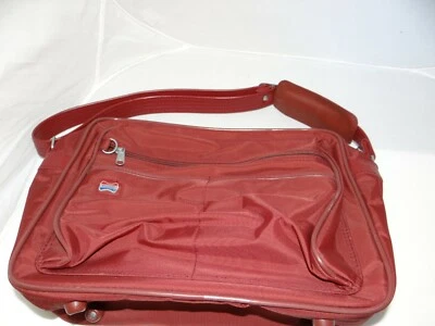 Bolso de viaje para pasar la noche American Tourister de lados suaves Foto 1 de 4