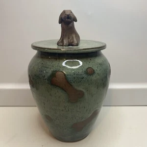 Tarro de galletas ON THE CUSP POTTERY STUDIO verde con diseño de hueso sin esmaltar superior - Imagen 1 de 10