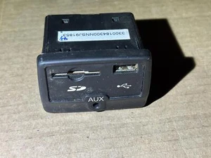 2014 - 2017 Fiat 500L USB Socket AUX Input OEM - Picture 1 of 5