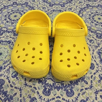 Zueco clásico Crocs para niños pequeños - amarillo talla C6 Foto 1 de 4